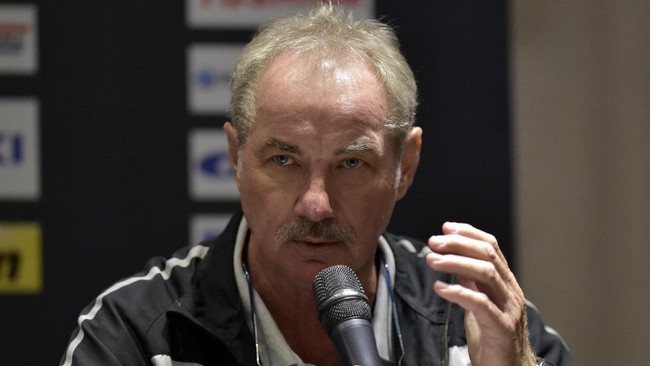 Kegagalan di final Piala AFF 2016 tak membuat Alfred Riedl kapok menangani timnas Indonesia. Ia bahkan disebut menginginkan kontrak jangka panjang.