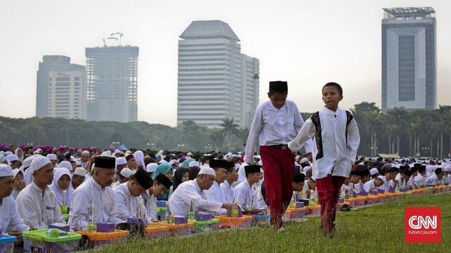 Lantunan Doa di Silang Monas