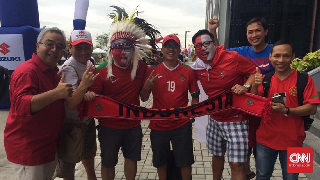Ratusan suporter Indonesia antusias mendukung langsung perjuangan tim nasional di ajang Piala AFF yang berlangsung di Filipina.