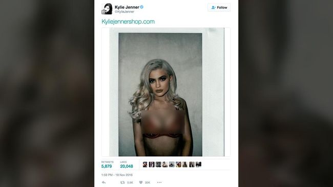 Foto-foto yang diunggah Kylie Jenner via akun Instagram memperlihatkan lekuk tubuh seksi, juga pakaian dalam yang disebut-sebut lini fesyen terbarunya.