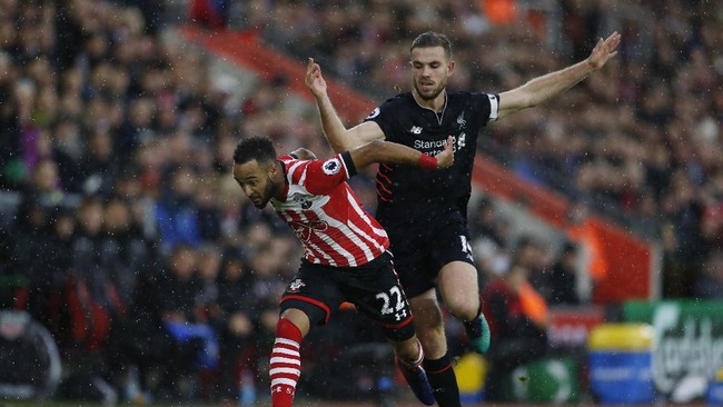 Peluang terbaik Liverpool didapat Sadio Mane setelah lepas dari jebakan offside pada menit ke-40. Namun, tembakan Mane bisa diblok kaki bek Virgil van Dijk.