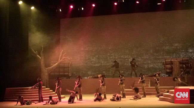 Drama musikal 'Khatulistiwa' merangkum sejarah Indonesia dalam waktu 3,5 jam, yang diceritakan dengan cara yang berbeda.