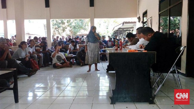 Perwakilan Kantor Staf Presiden berdialog sekaligus menenangkan warga Sukamulya, Majalengka, yang menolak rencana pembangunan Bandara Internasional Jawa Barat.