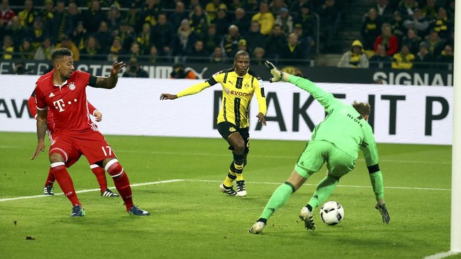 Tim Borussia Dortmund berhasil menekuk Bayern Munich dalam sebuah partai yang ramai di laga lanjutan Liga Jerman, Bundesliga, Sabtu (19/11).