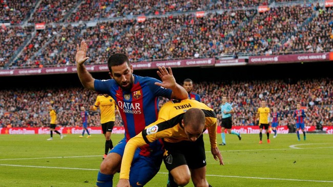 Barcelona gagal tampil menawan untuk menjaga asa meburu titel juara La Liga saat menjamu Malaga di Camp Nou, Sabtu (19/11).