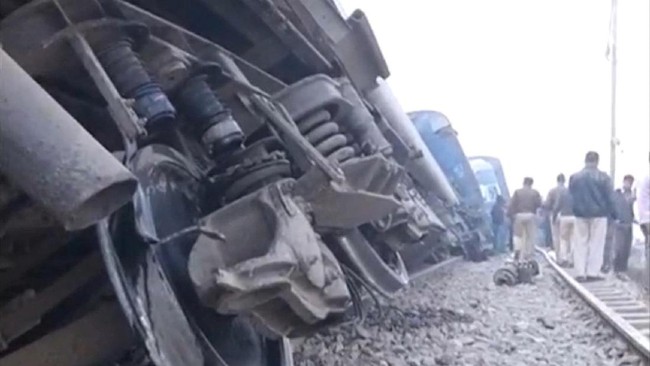 Kereta penumpang tergelincir di wilayah utara India pada Minggu (20/11), pagi hari menewaskan sedikitnya 63 wisatawan yang sebagian besar sedang tertidur.