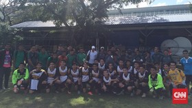Pelajar Filipina Antusias Foto Bareng Timnas Indonesia