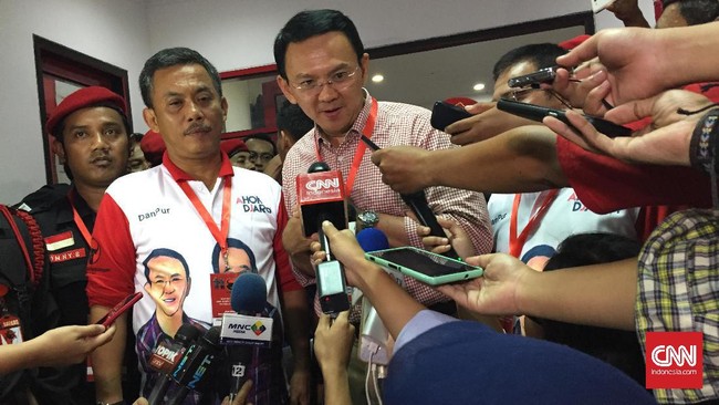 Antrean warga di Balai Rakyat mengular dalam sesi foto bareng Ahok. Sempat terjadi kegaduhan ketika warga mendapat kabar Ahok harus meninggalkan tempat.