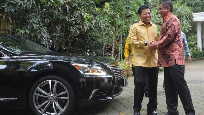 PDIP menghargai urusan internal masing-masing partai. Persoalan Ketua Umum Partai Golkar Setya Novanto biar menjadi urusan hukum.