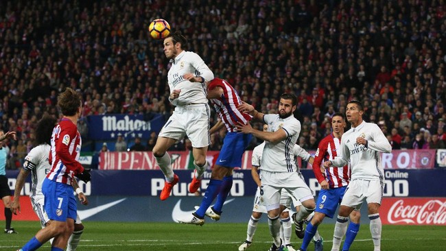 Real Madrid menutup babak pertama dengan keunggulan 1-0 atas rival sekota, Atletico Madrid, di Vicente Calderon dalam lanjutan La Liga.