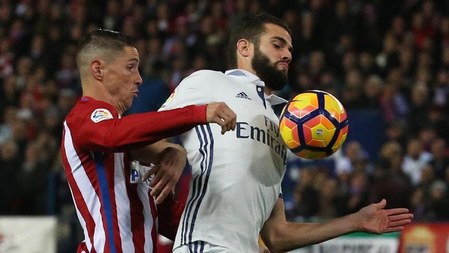 Real Madrid melawan Atletico Madrid menjadi big match hari ini, Sabtu (8/4). Berikut ini jadwal siaran langsung sepak bola Eropa hingga dini hari nanti.