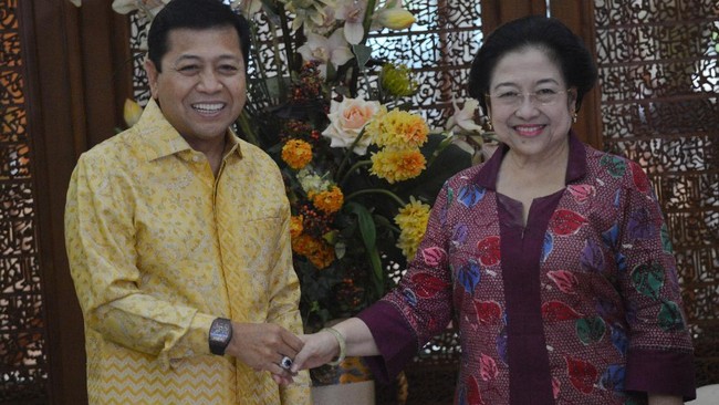 Setya Novanto datang bersama pengurus DPP Golkar Nurul Arifin dan Idrus Marham. Belum tampak kedatangan perwakilan Hanura dan NasDem yang juga mendukung Ahok.