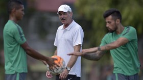 Riedl Tak Mempermasalahkan Kandang Timnas Asal Stadion Penuh
