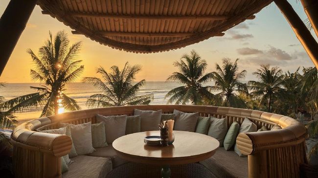 Beach club ini menyajikan nuansa dan menu Mediterania tanpa melupakan kultur Bali yang kental.