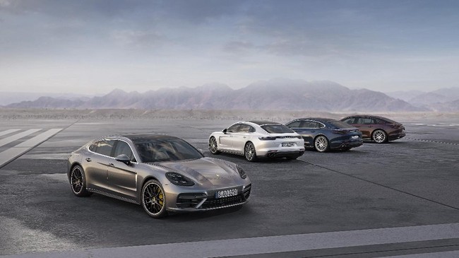 Los Angeles Auto Show yang digelar hingga 27 November 2016 jadi ajang pengenalan alias debut dunia Porsche untuk lini Panamera terbaru.