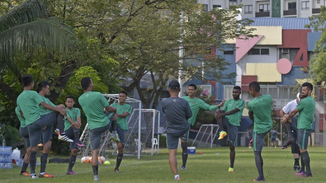 Samsul Arif meminta skuat tim nasional Indonesia saat ini tidak mengulangi kesalahannya dua tahun lalu ketika menelan kekalahan 0-4 dari Filipina.
