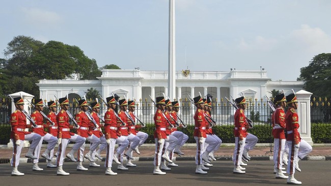 Panglima mempromosikan Brigjen Tri Budi Utomo dari Wadanjen Kopassus menjadi Danpaspampres, sementara Mayjen Agus Subiyanto dimutasi jadi Pangdam Siliwangi.