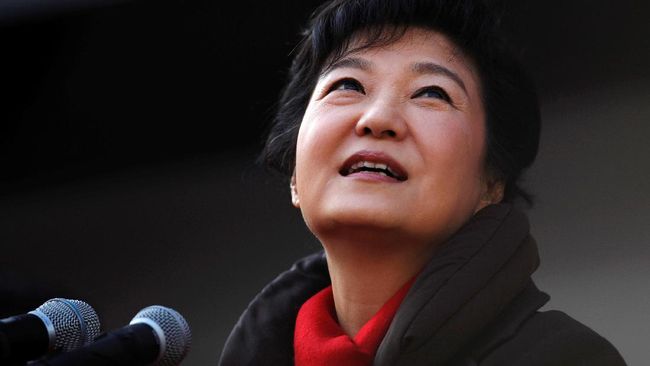 Cho Yoon-Sun, menteri budaya Korsel dianggap bersalah karena diam-diam membuat daftar hitam pekerja seni yang vokal terhadap pemerintah.