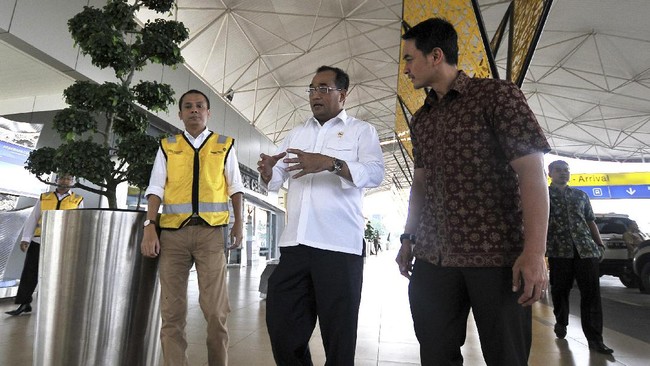 Menteri Perhubungan (Menhub) Budi Karya Sumadi mengantisipasi kepadatang yang akan terjadi GT Karang Tengah jelang Natal dan Tahun Baru 2017.