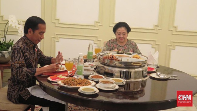 3 Jam Bertemu, Jokowi-Mega Bahas Luar Negeri hingga Masa Depan Presiden Joko Widodo membahas berbagai macam persoalan bangsa dengan Ketua Umum PDIP Megawati Soekarnoputri dalam pertemuan di Istana Negara, Sabtu (18/3).