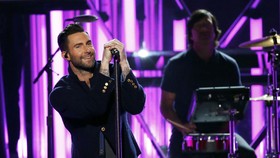 Heboh Maroon 5 'Ngamen' di Stasiun Kereta New York