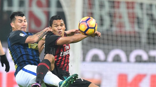 Penyerang asal Spanyol, Suso, berhasil membawa AC Milan unggul atas Internazionale Milan pada babak pertama lewat skema serangan balik.
