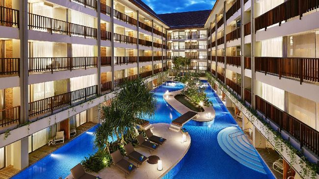 Di tengah hiruk pikuk Kuta, ada hotel berbintang empat internasional yang menawarkan keteduhan dan ketenangan, meski harus dilalui lewat jalanan kecil.