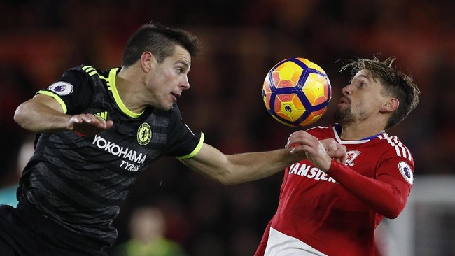 Kemenangan tipis 1-0 atas tuan rumah, Middlesbrough, sudah cukup bagi Chelsea untuk merebut posisi puncak klasemen sementara yang semula dipegang Liverpool.