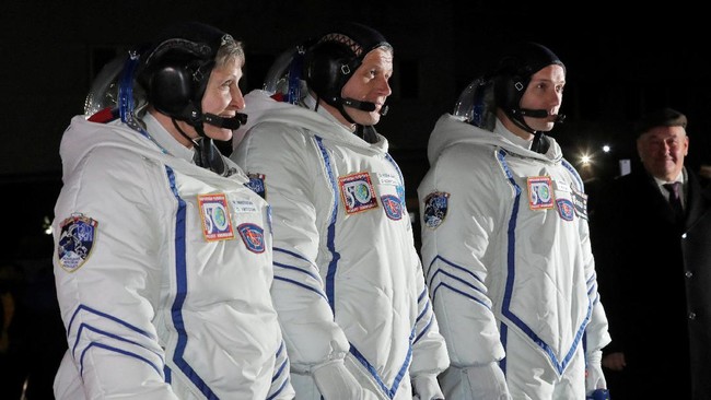 'Wabah' mannequin challenge telah menjalar hingga luar angkasa. Tim astronaut yang sedang bertugas iseng membuat video singkat tantangan meneken ini.