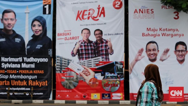 Menurut saksi mata, spanduk itu diduga dirobohkan. Sebab, dari tiga spanduk cagub yang dipasang berjejer, hanya spanduk Ahok yang roboh tergeletak di jalan.