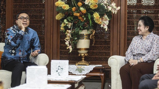 Ketua Umum PAN Zulkifli Hasan mengimbau masyarakat tak ikut demo Ahok. Ketua Umum PDIP Megawati Soekarnoputri pun sepakat dengan sikap itu.
