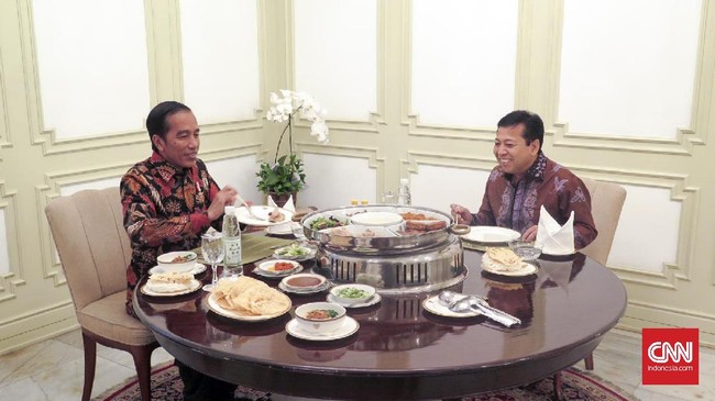 Memanasnya suhu politik Jakarta diwarnai dengan bakal kembalinya Setya Novanto ke kursi pimpinan DPR. Hal apa saja yang ada di balik itu bagi Jokowi.