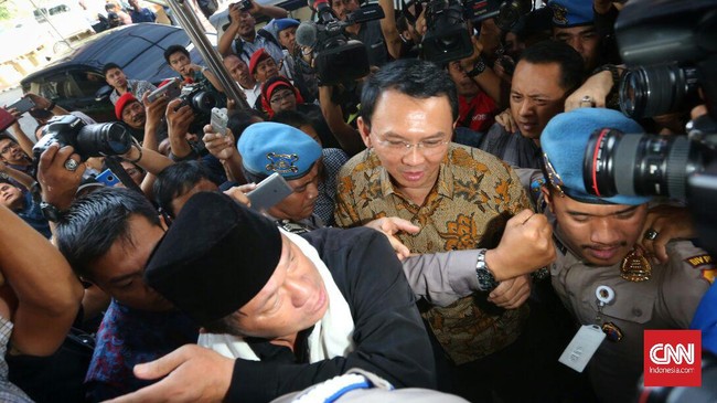 Pemeriksaan ini adalah pemeriksaan perdana Ahok sebagai tersangka kasus penistaan agama yang diduga dilakukannya terkait pengutipan surat Al Maidah.
