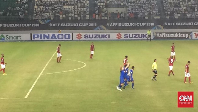 Timnas Indonesia sempat unggul 2-1 melalui gol Boaz Solossa pada babak kedua, namun Filipina meraih gol penyama skor lewat Philip Younghusband.