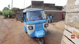 Tuk-tuk Jadi 'Kondom Berjalan' di Uganda