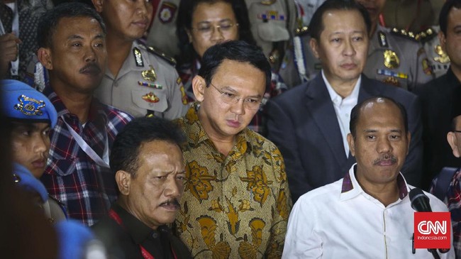 Kejaksaan Agung menganggap lengkap berkas perkara dugaan penistaan agama yang menyeret Ahok. Kejaksaan menunggu pelimpahan berkas dan tersangka dari kepolisian.