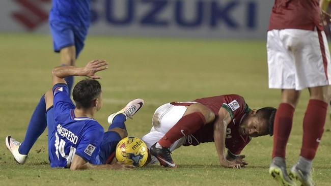 Menghadapi timnas Filipina yang bermain keras, dua penggawa Indonesia harus ditarik keluar karena kerap menjadi bulan-bulanan.