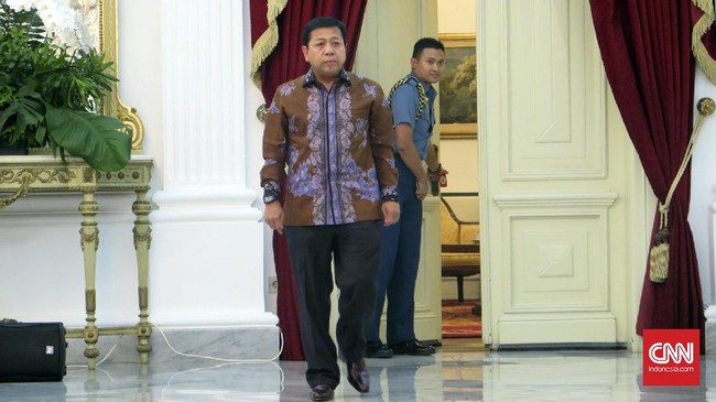 Desakan agar Setya Novanto dicopot dari jabatannya sebagai Ketua DPR mulai menguat. Fraksi PAN dan PKB meminta Golkar sadar dan mengganti Setnov.