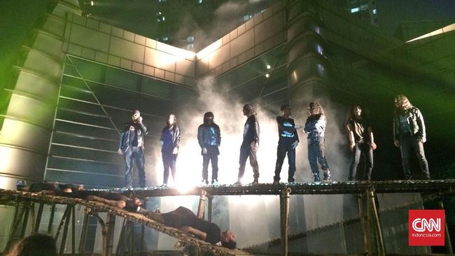 Sebuah pertunjukan teater mencoba menghadirkan sesuatu yang segar dengan berusaha melabrak batas antara yang dianggap tradisi dan kontemporer.