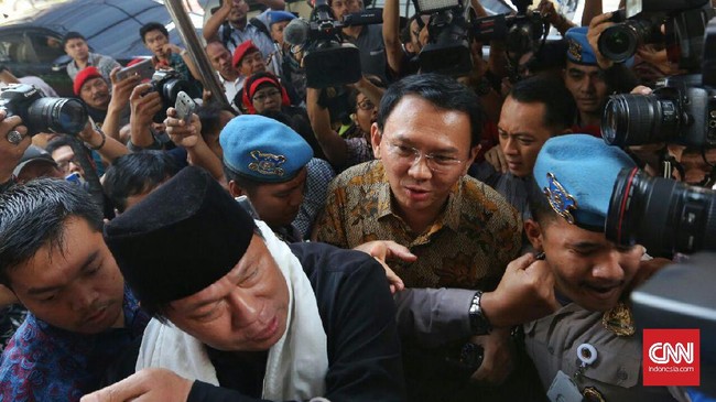 Basuki Tjahaja Purnama alias Ahok menyelesaikan pemeriksaan oleh Penyidik Bareskrim Mabes Polri. Dia dicecar 27 pertanyaan terkait kasus dugaan penistaan agama.