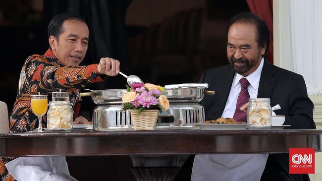 Presiden Joko Widodo mengatakan takjub melihat kecepatan langkah politik Partai Nasdem belakangan ini terutama berkaitan dengan pemilihan umum.
