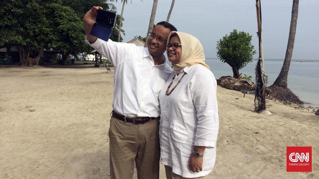 Di sela jadwal kampanye yang padat di Kepulauan Seribu, Anies menyempatkan diri menghabiskan waktu bersama istri dan bercengkerama dengan para jurnalis.