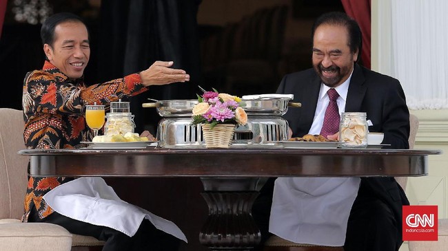 Surya Paloh menjadi ketua umum partai politik ke empat yang diundang Jokowi ke Istana dan bercengkeram di beranda Istana.