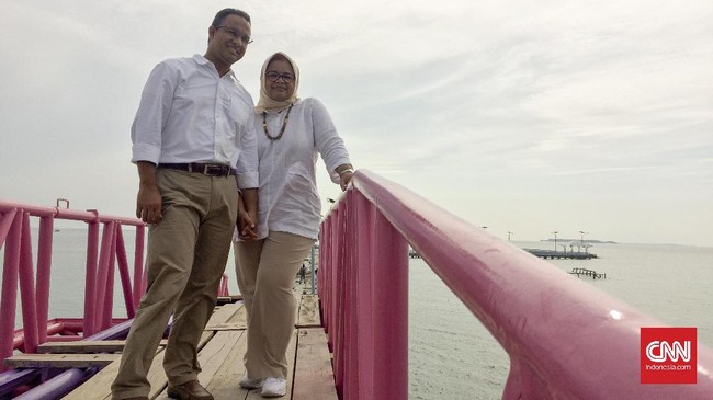 Ibu Anies Baswedan, Aliyah Rasyid Baswedan dan sang istri Fery Farhati Ganis meminta Anies dapat memegang amanah dan rendah hati selama jabat sebagai gubernur.