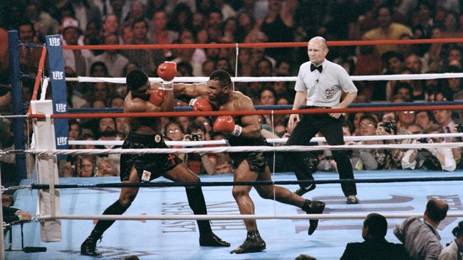 Mike Tyson mengakhiri karier dengan rekor 50 kemenangan dan 6 kekalahan. Berikut lima duel penting dalam karier Mike Tyson.