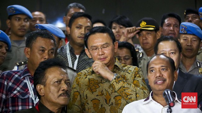 Ahok dijerat dugaan penodaan agama. Sementara Buni Yani menjadi tersangka karena tuduhan menyebar kebencian terhadap Ahok melalui internet.