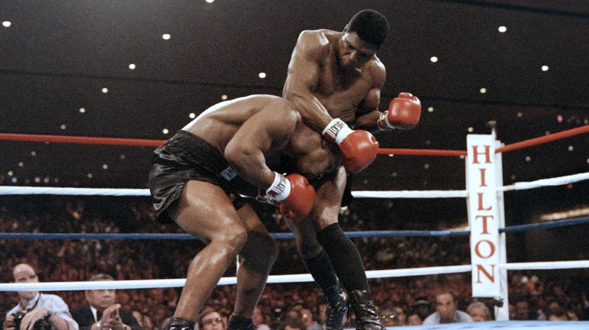 Potret 30 Tahun Kemenangan Bersejarah Mike Tyson