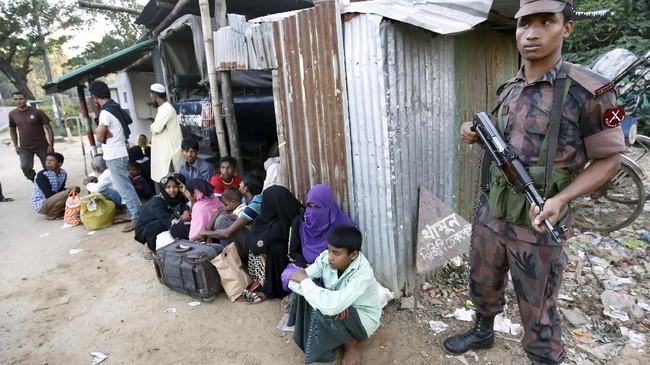 Myanmar dinilai berlindung di balik prinsip non-intervensi ASEAN agar negara lain tak mencampuri masalah yang menimpa etnis Rohingya di negara itu.