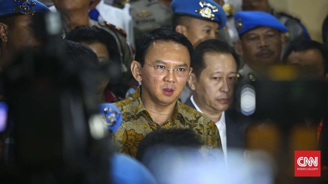 Menjelang sidang Ahok muncul perdebatan mengenai keamanan pengadilan dan izin siaran langsung. Dua hal yang yang bisa diamati dari sidang Jessica.