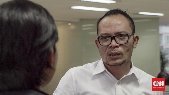 Menaker Hanif Dhakiri menyebut UU Ketenagakerjaan yang ada sekarang membuat buruh di Indonesia kurang produktif lantaran mengatur jam kerja 40 jam sepekan.